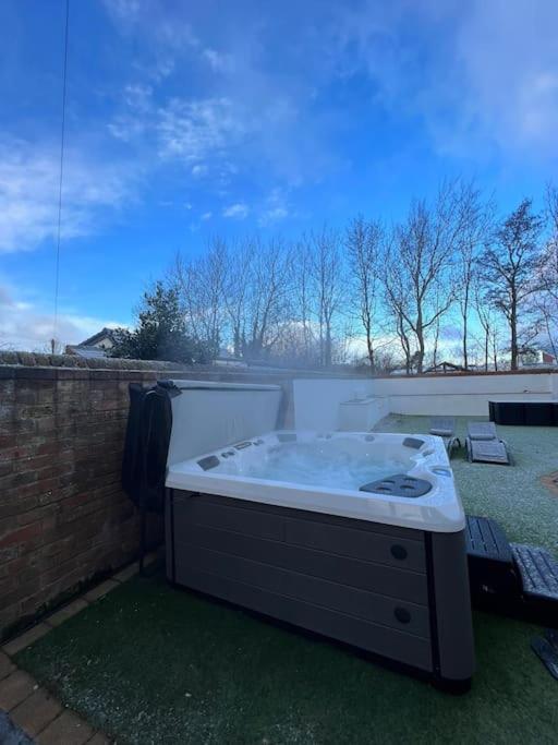 The Hot Tub Townhouse By Holiday Heim Lytham St Annes Exterior foto
