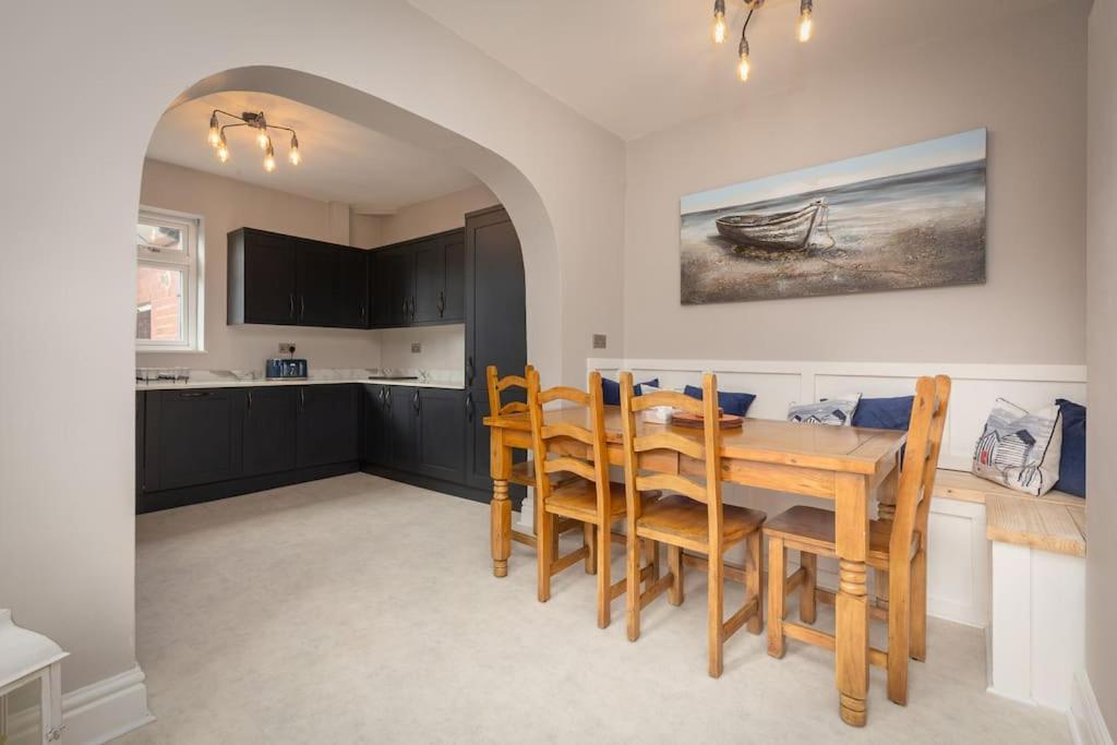 The Hot Tub Townhouse By Holiday Heim Lytham St Annes Exterior foto